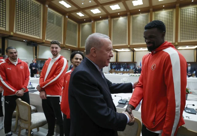 Efsane Karşılama Cumhurbaşkanı Erdoğan Voleybol Mililerimizi Ağırladı