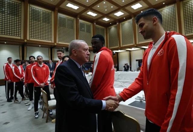 Efsane Karşılama Cumhurbaşkanı Erdoğan Voleybol Mililerimizi Ağırladı