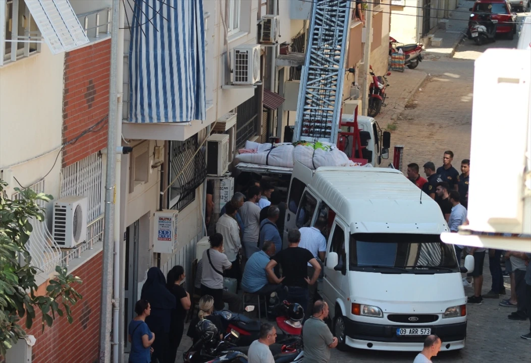 Aydın'daki Şaşırtıcı Cenaze: 310 Kiloluk Bedeni Asansörle Taşıdılar