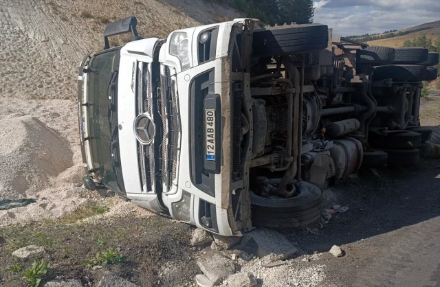 Kars'ta Hayvan Yüklü Kamyon Devrildi: 55 Koyun Telef Oldu