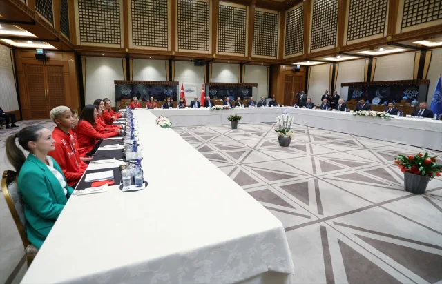 Efsane Karşılama Cumhurbaşkanı Erdoğan Voleybol Mililerimizi Ağırladı