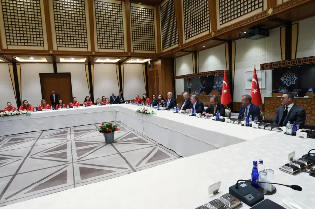 Efsane Karşılama Cumhurbaşkanı Erdoğan Voleybol Mililerimizi Ağırladı