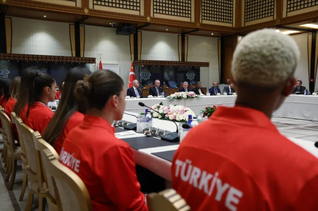 Efsane Karşılama Cumhurbaşkanı Erdoğan Voleybol Mililerimizi Ağırladı