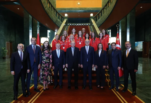 Efsane Karşılama Cumhurbaşkanı Erdoğan Voleybol Mililerimizi Ağırladı