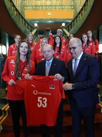 Efsane Karşılama Cumhurbaşkanı Erdoğan Voleybol Mililerimizi Ağırladı