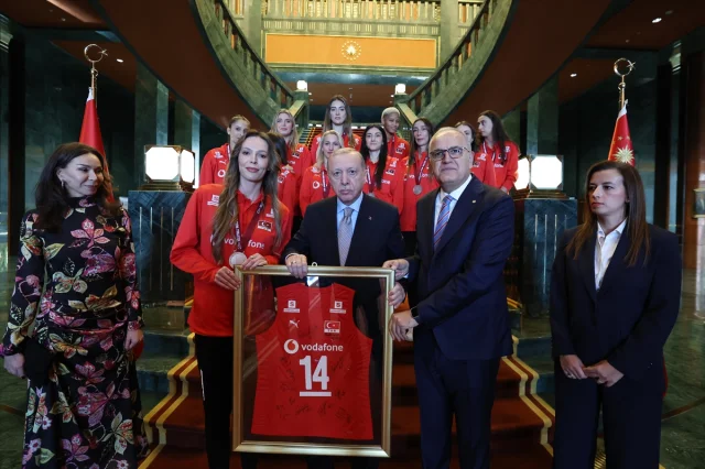 Efsane Karşılama Cumhurbaşkanı Erdoğan Voleybol Mililerimizi Ağırladı