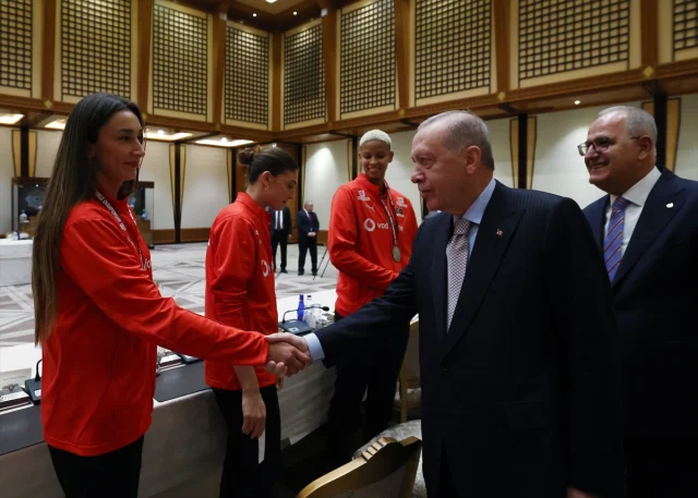 Efsane Karşılama Cumhurbaşkanı Erdoğan Voleybol Mililerimizi Ağırladı
