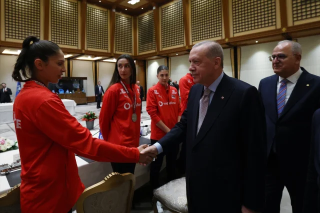 Efsane Karşılama Cumhurbaşkanı Erdoğan Voleybol Mililerimizi Ağırladı