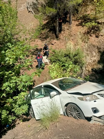 Adana'nın Tepelerinde Feci Kaza: Uçuruma Yuvarlanan Araçta İki Kişi Yaralı