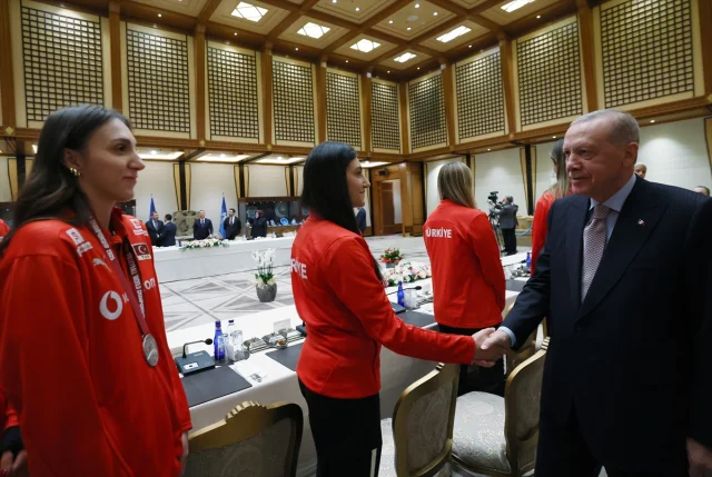 Efsane Karşılama Cumhurbaşkanı Erdoğan Voleybol Mililerimizi Ağırladı