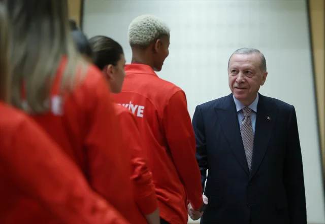 Efsane Karşılama Cumhurbaşkanı Erdoğan Voleybol Mililerimizi Ağırladı