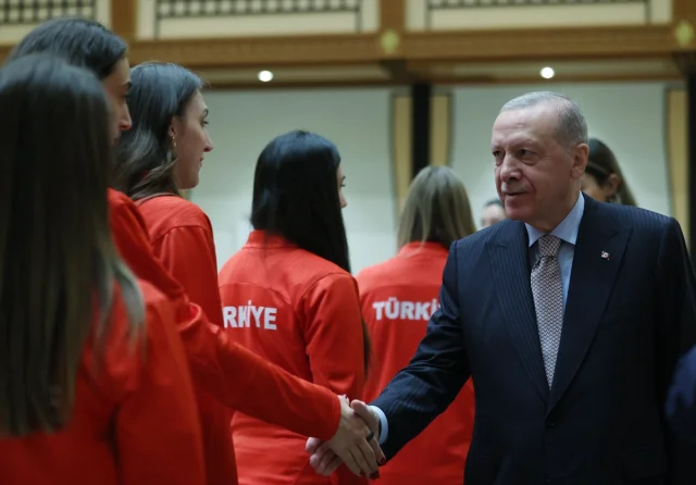 Efsane Karşılama Cumhurbaşkanı Erdoğan Voleybol Mililerimizi Ağırladı