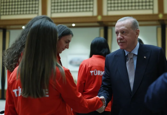 Efsane Karşılama Cumhurbaşkanı Erdoğan Voleybol Mililerimizi Ağırladı