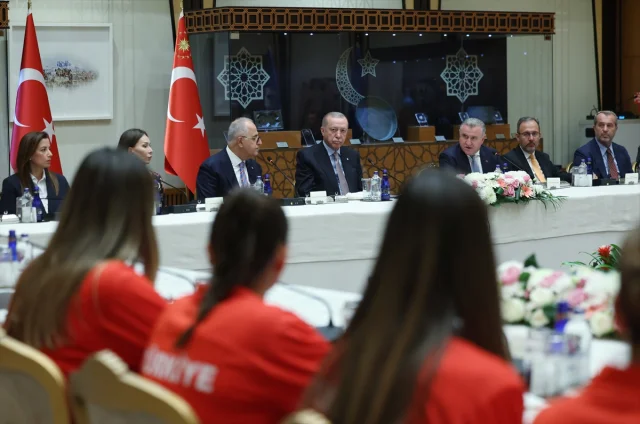 Efsane Karşılama Cumhurbaşkanı Erdoğan Voleybol Mililerimizi Ağırladı