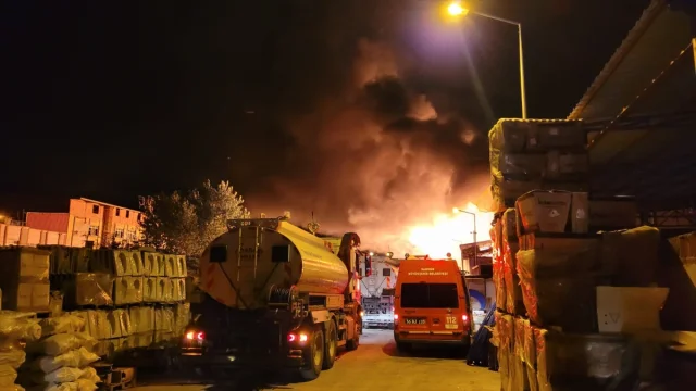 Samsun Kereste Fabrikasındaki Büyük Yangın Süpriz Gelişmelerle Devam Ediyor