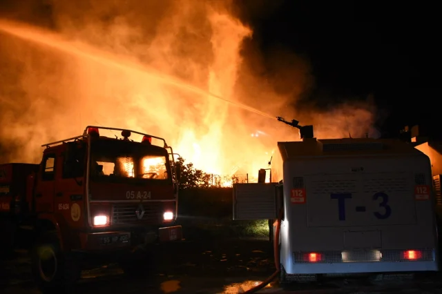 Samsun'da Kereste Fabrikası Alevlere Teslim