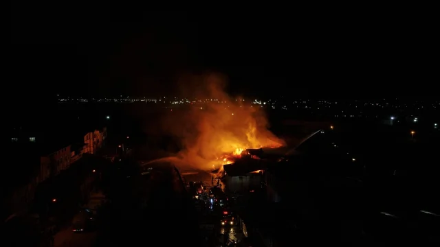 Samsun'da Kereste Fabrikası Alevlere Teslim