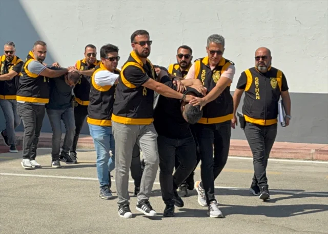 Adana'da Korku Dolu Anlar: Otoparkta Silahlı Saldırı Girişim...