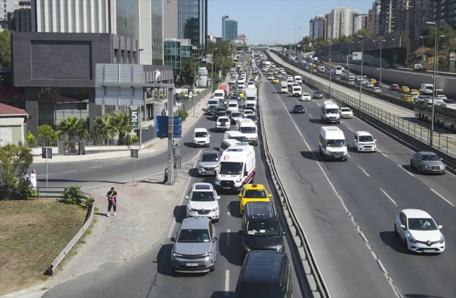 İstanbul Trafiğinde Ambulansa Yol Vermenin Yeni Yolu Şaşırtıyor
