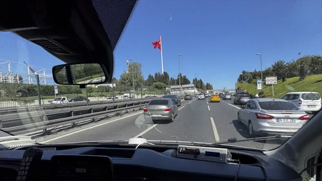 İstanbul Trafiğinde Ambulansa Yol Vermenin Yeni Yolu Şaşırtıyor