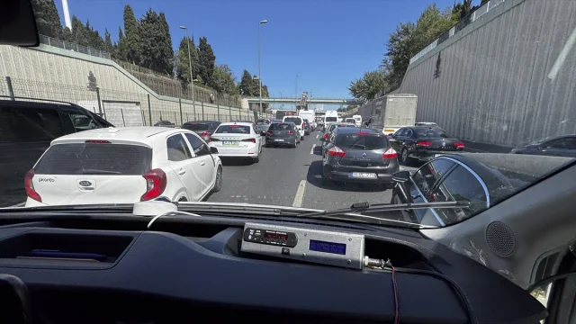 İstanbul Trafiğinde Ambulansa Yol Vermenin Yeni Yolu Şaşırtıyor