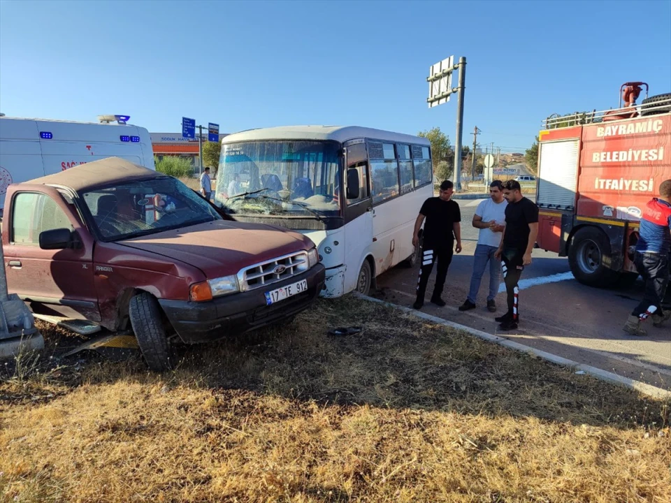 Çanakkale'de İşçi Servisi ve Kamyonet Çarpıştı: Kaza Detayları ve Yaralıların Durumu