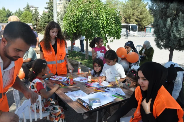 LÖSEV'in İyilik Tırı Türkiye'yi Dolaşıyor Mardin Durağında Duygusal Anlar Yaşandı