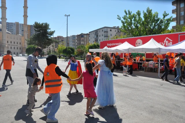LÖSEV'in İyilik Tırı Türkiye'yi Dolaşıyor Mardin Durağında Duygusal Anlar Yaşandı
