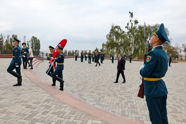 Cumhurbaşkanı Yardımcısı Yılmaz'ın Kırgızistan Çıkarması: Ata Beyit Anıtı'na Anlamlı Ziyaret