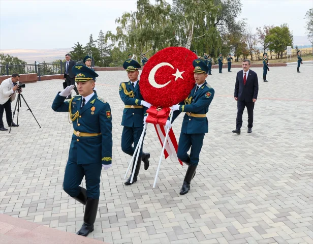 Cumhurbaşkanı Yardımcısı Yılmaz'ın Kırgızistan Çıkarması: Ata Beyit Anıtı'na Anlamlı Ziyaret