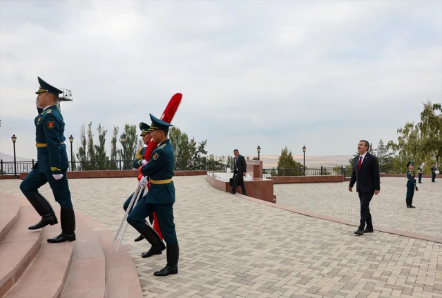 Cumhurbaşkanı Yardımcısı Yılmaz'ın Kırgızistan Çıkarması: Ata Beyit Anıtı'na Anlamlı Ziyaret