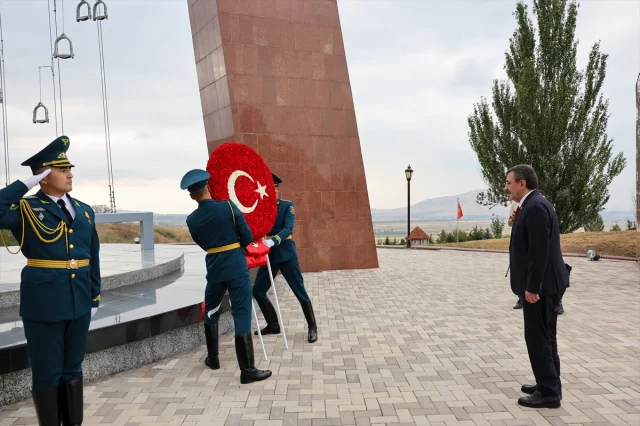 Cumhurbaşkanı Yardımcısı Yılmaz'ın Kırgızistan Çıkarması: Ata Beyit Anıtı'na Anlamlı Ziyaret