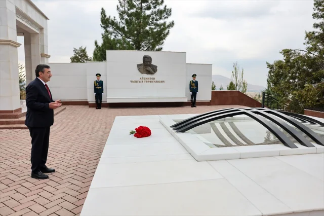 Cumhurbaşkanı Yardımcısı Yılmaz'ın Kırgızistan Çıkarması: Ata Beyit Anıtı'na Anlamlı Ziyaret