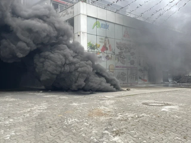 Trabzon Alışveriş Merkezinde Büyük Yangın Alarmı