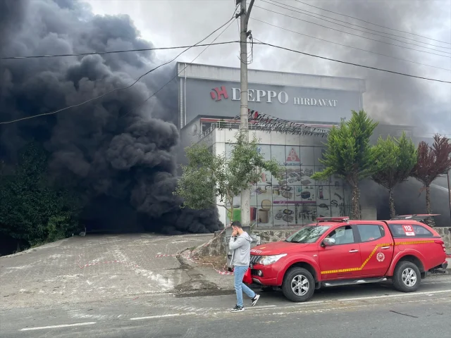 Trabzon Alışveriş Merkezinde Büyük Yangın Alarmı