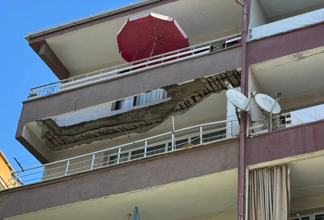 İstanbul'da Balkon Çöktü Kartopu Etkisi Yarattı: İlginç Detaylar Ortaya Çıkıyor