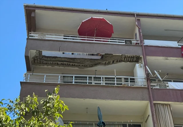 İstanbul'da Balkon Çöktü Kartopu Etkisi Yarattı: İlginç Detaylar Ortaya Çıkıyor