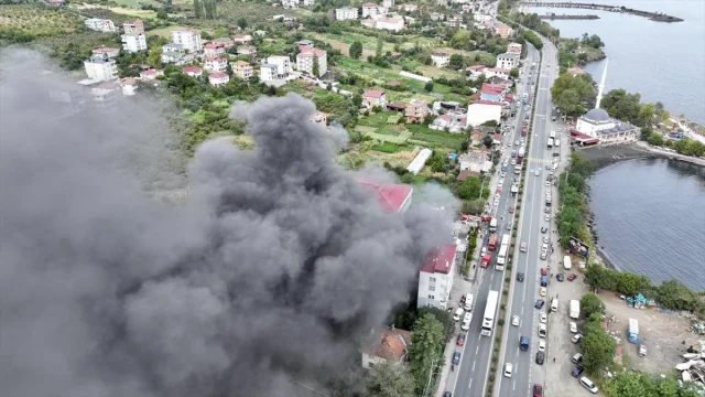 Trabzon'da Alışveriş Merkezindeki Yangın Tüm Bölgeyi Alarm Durumuna Geçirdi