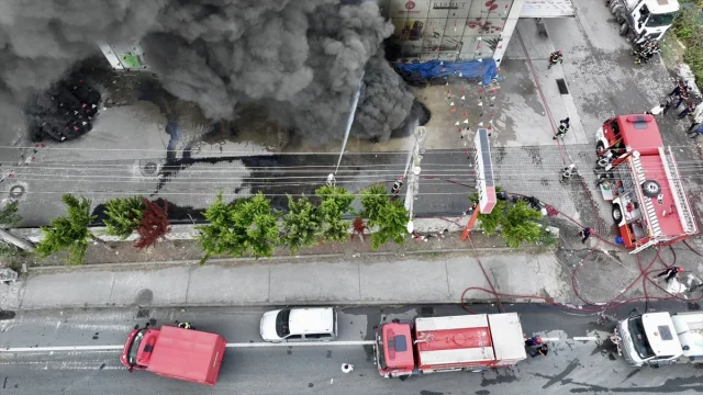 Trabzon'da Alışveriş Merkezindeki Yangın Tüm Bölgeyi Alarm Durumuna Geçirdi