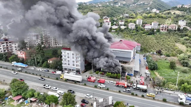 Trabzon'da Alışveriş Merkezindeki Yangın Tüm Bölgeyi Alarm Durumuna Geçirdi