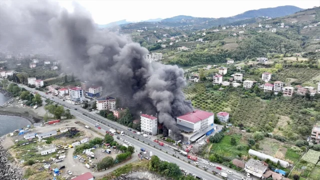 Trabzon'da Alışveriş Merkezindeki Yangın Tüm Bölgeyi Alarm Durumuna Geçirdi