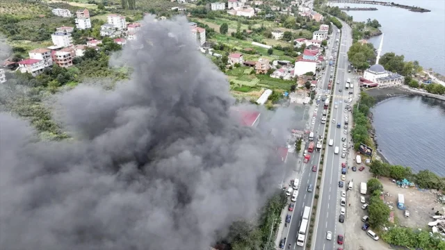 Trabzon'da Alışveriş Merkezindeki Yangın Tüm Bölgeyi Alarm Durumuna Geçirdi