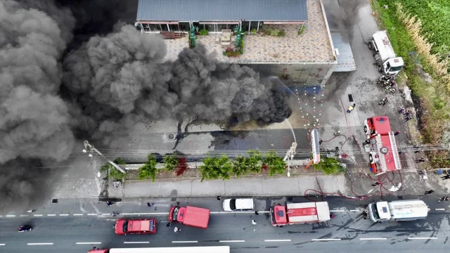 Trabzon'da Alışveriş Merkezindeki Yangın Tüm Bölgeyi Alarm Durumuna Geçirdi