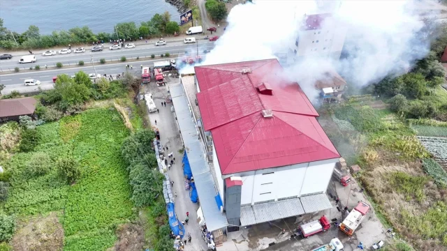 Trabzon'da Alışveriş Merkezindeki Yangın Tüm Bölgeyi Alarm Durumuna Geçirdi