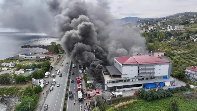 Trabzon'da Alışveriş Merkezindeki Yangın Tüm Bölgeyi Alarm Durumuna Geçirdi