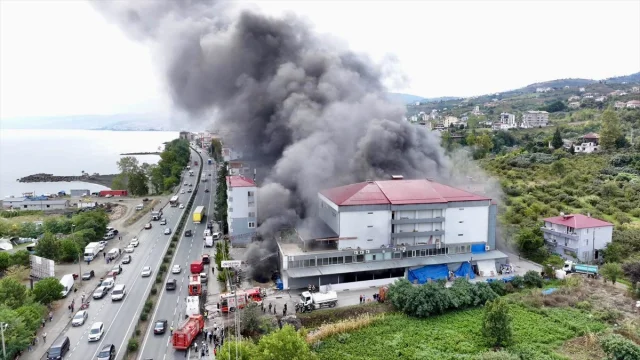 Trabzon'da Alışveriş Merkezindeki Yangın Tüm Bölgeyi Alarm Durumuna Geçirdi