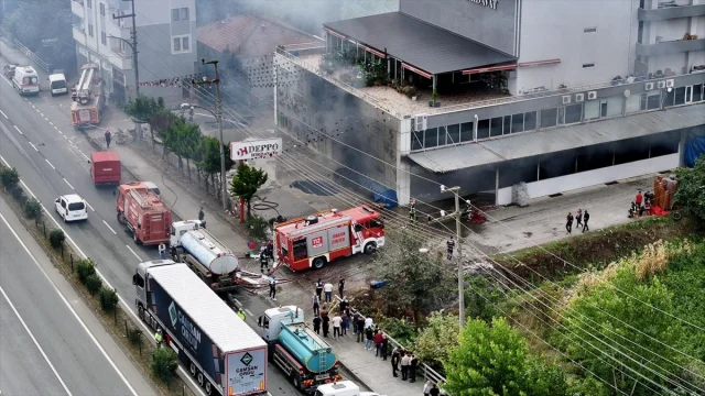 Trabzon'da Alışveriş Merkezindeki Yangın Tüm Bölgeyi Alarm Durumuna Geçirdi