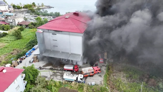 Trabzon'da Alışveriş Merkezindeki Yangın Tüm Bölgeyi Alarm Durumuna Geçirdi