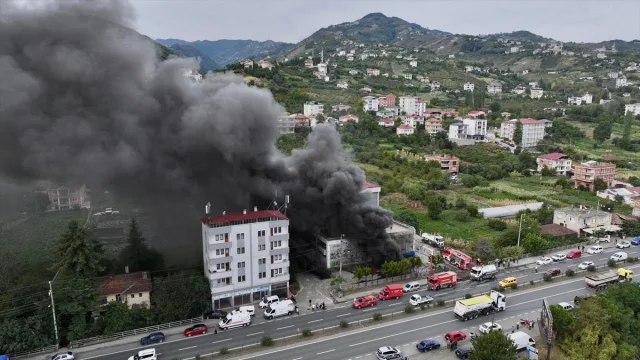 Trabzon'da Alışveriş Merkezindeki Yangın Tüm Bölgeyi Alarm Durumuna Geçirdi