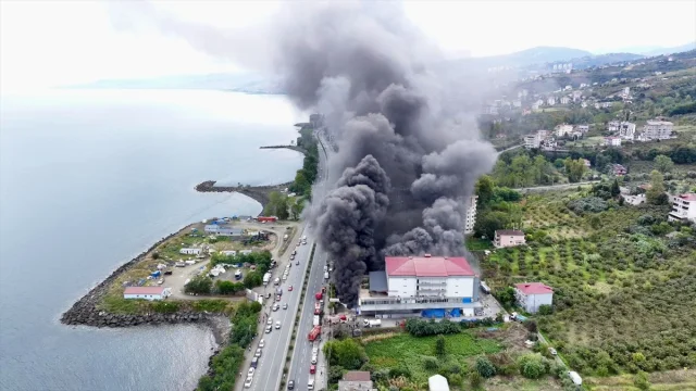 Trabzon'da Alışveriş Merkezindeki Yangın Tüm Bölgeyi Alarm Durumuna Geçirdi